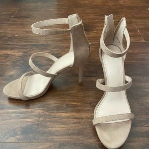 Women’s Tan Heels